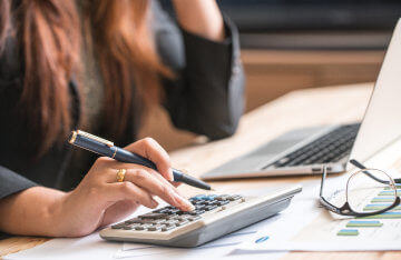 Image of woman doing payroll - Accounting Miami Services